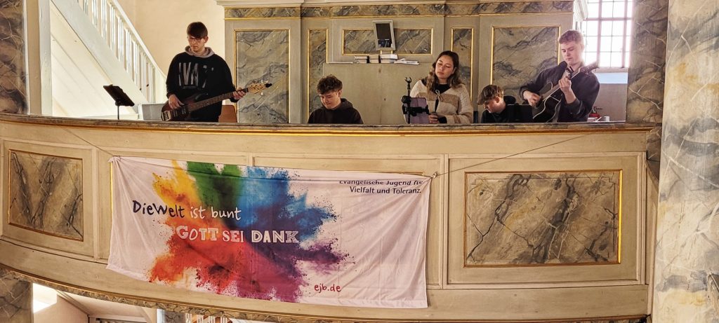 Musikgruppe auf Empore
Plakat "die Welt ist bunt  Gott sei Dank" 