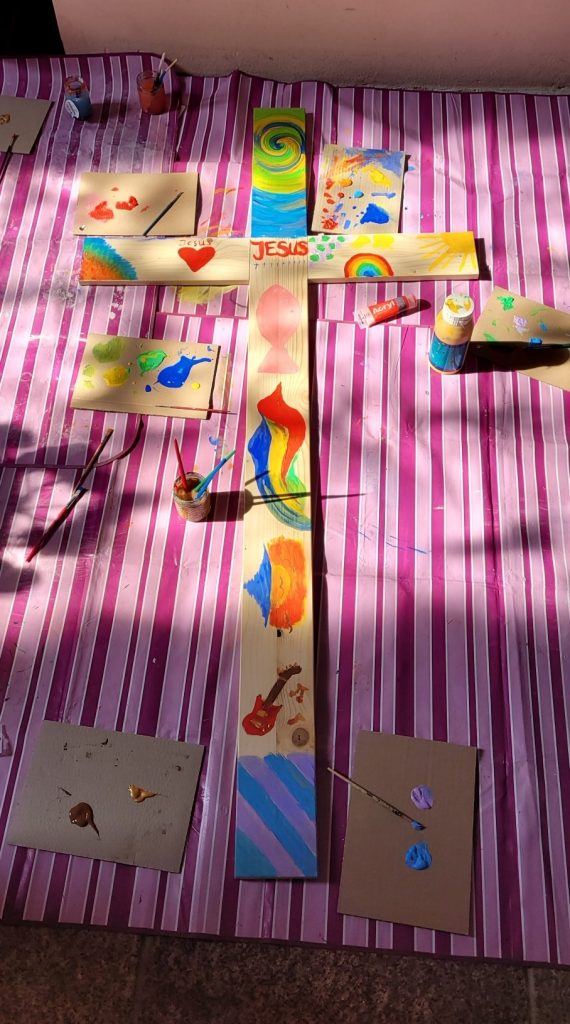 Kreuz, von Konfirmanden gestaltet